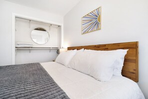 4 bedrooms, iron/ironing board, travel cot, free WiFi - Established listing! KSU Sports & Events! Great location for all! 4bd 2ba (Manhattan)