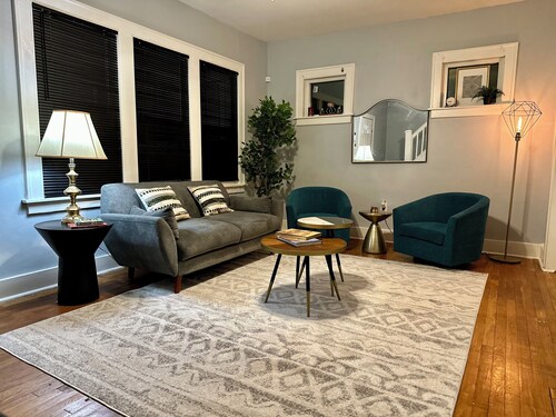 Mid Century Modern 3-bedroom 2-bath house with WiFi, AC, W backyard