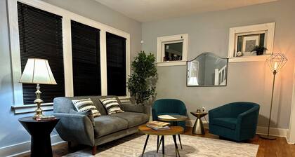 Mid Century Modern 3-bedroom 2-bath house with WiFi, AC, W backyard