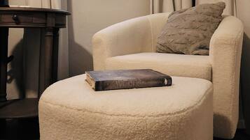 Smart TV, chimenea, libros y estéreo