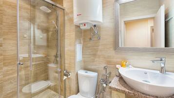 Apartment, 1 Bedroom, Private Pool, Garden View | Kemudahan bilik mandi