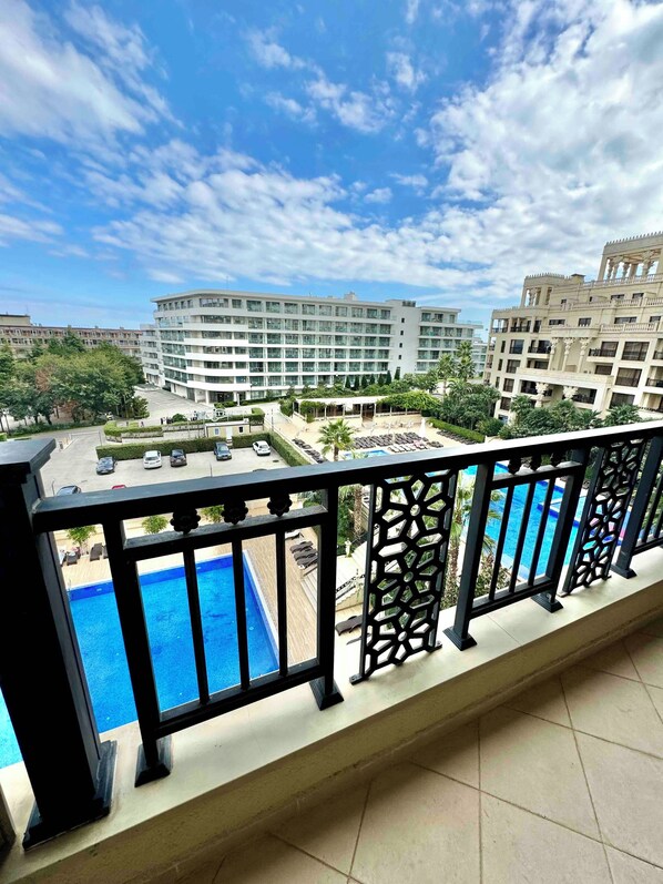 A hotel with a pool, a view of the surrounding buildings, and a clear sky. - Apartments Pool View in Golden Sands (Varna)