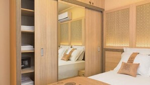 A bedroom with a bed, a wardrobe, and a mirror. - Apartments in Golden Sands (Varna)