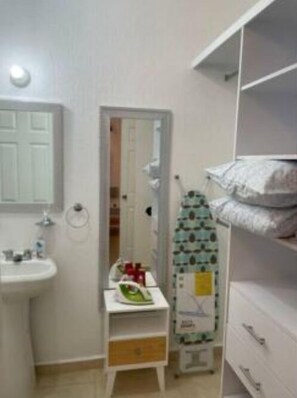 Regadera, toallas, papel de baño 