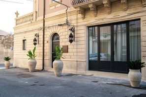 Apart Daire, 2 Yatak Odası, Balkon | Dış mekân detayı