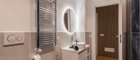 Appartement, 2 chambres, balcon, vue sur le jardin | Salle de bain | Pantoufles, bidet, papier de toilette