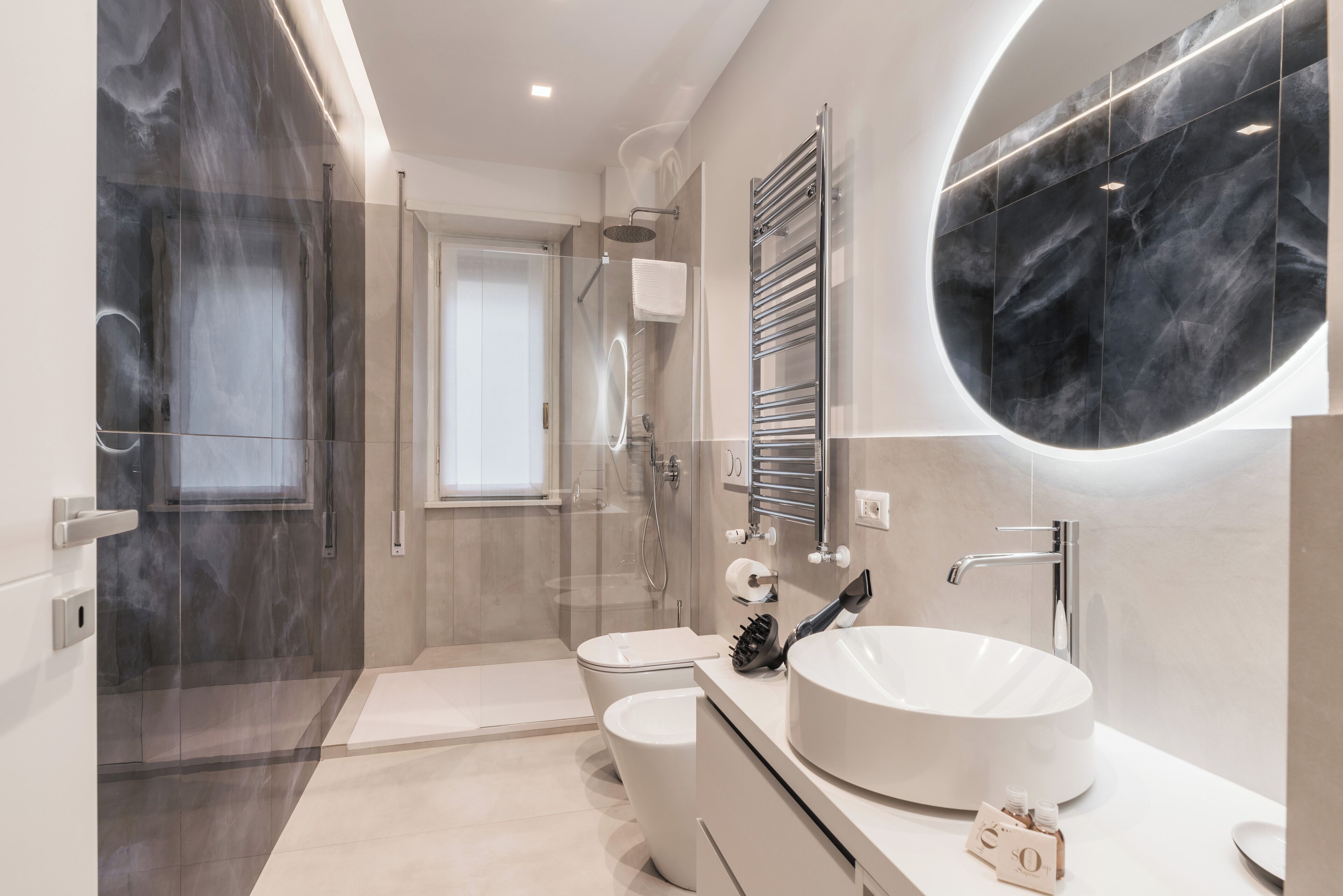 Apartament, 2 dormitoris, balcó, vistes al jardí | Bany | Sabatilles i paper higiènic 