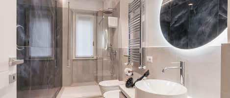 Appartement, 2 chambres, balcon, vue sur le jardin | Salle de bain | Pantoufles, bidet, papier de toilette