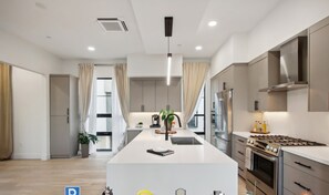 Geladeira, micro-ondas, fogão, cooktop