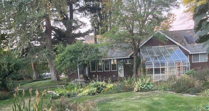 Milk and Honey Farmhouse, a charming family-friendly 3-bedroom stay in Albion.