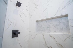 Hus (4 Bedrooms) | Badrum | Handdukar och schampo