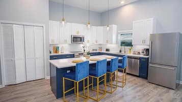 House (4 Bedrooms) | Private kitchen | Microwave, oven, stovetop, coffee/tea maker