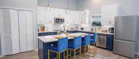 Microondas, horno, placa de cocina, cafetera/tetera