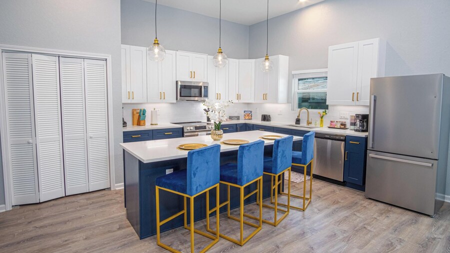 Seize the Moment! 4br/3ba Gem w/ Downtown Views!