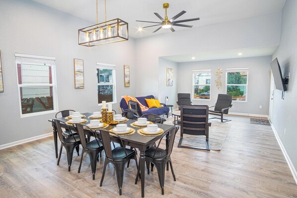 Interior - Seize the Moment! 4br/3ba Gem w/ Downtown Views! (San Antonio)