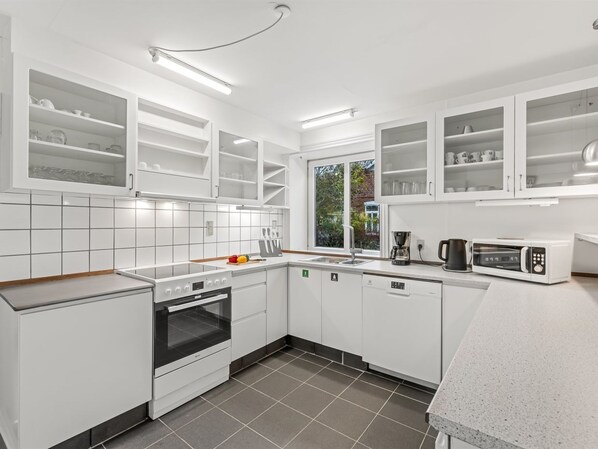Fridge, microwave, dishwasher, cookware/dishes/utensils
