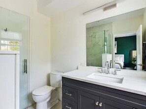 Secador de cabelo, toalhas de banho, sabonete, shampoo