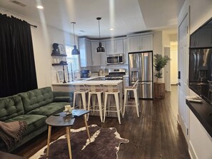 Interior - Modern 2 Bed, 2 Bath Near United Center (Chicago)