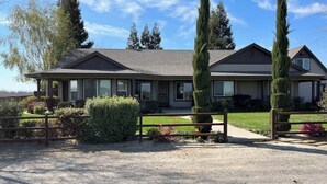 A two-story house with a front porch, a driveway, and a well-maintained lawn. - Charming studio with WiFi, AC and a pool in fabulous Oakdale (Oakdale)