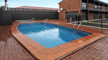 Una piscina al aire libre de temporada