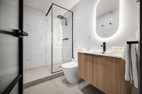 Premium Twin Room | Bathroom | Shower, free toiletries, towels, soap - Innova Motel Warrnambool (Warrnambool)