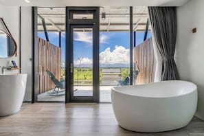 Deluxe King Room | Bathroom | Separate tub and shower, hair dryer, slippers, towels - Ningxialight (Wujie)
