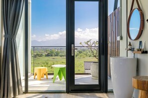 Cortinas blackout, wifi gratis y ropa de cama 