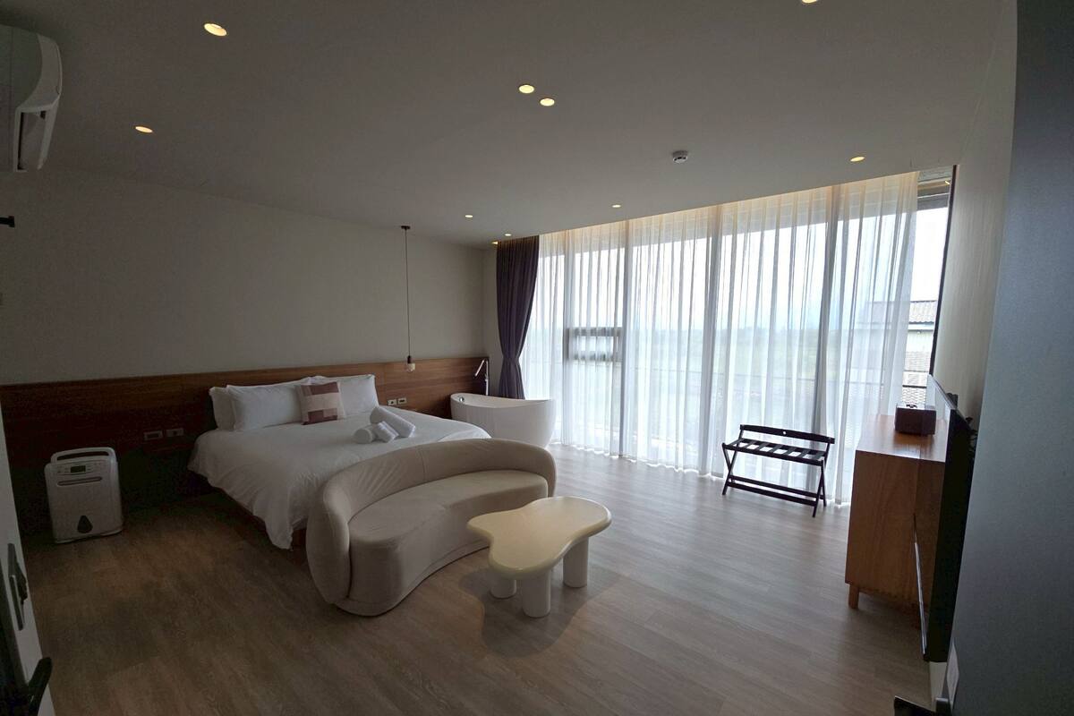 Standard King Room | Blackout drapes, free WiFi, bed sheets