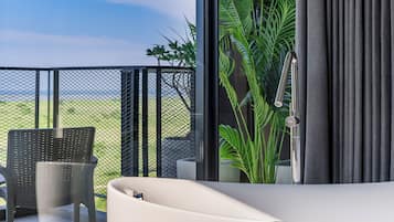 Double room with sea view | Bathroom | Separate tub and shower, hair dryer, slippers, towels