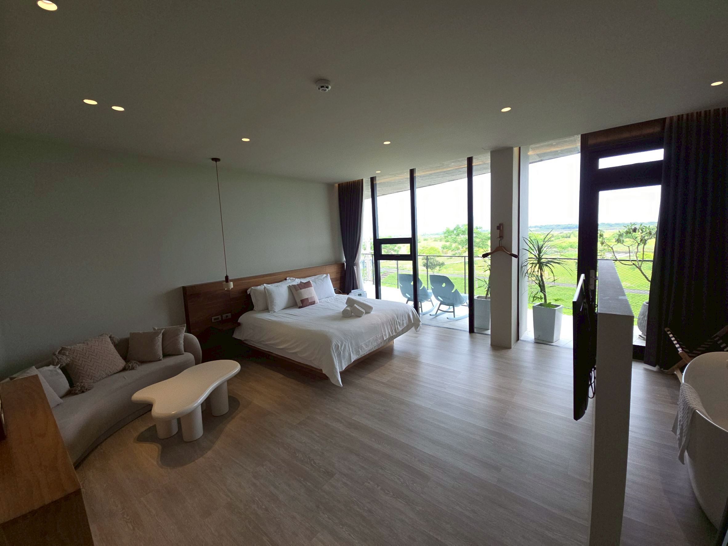 Sea View King Room with Bathtub | Blackout drapes, free WiFi, bed sheets