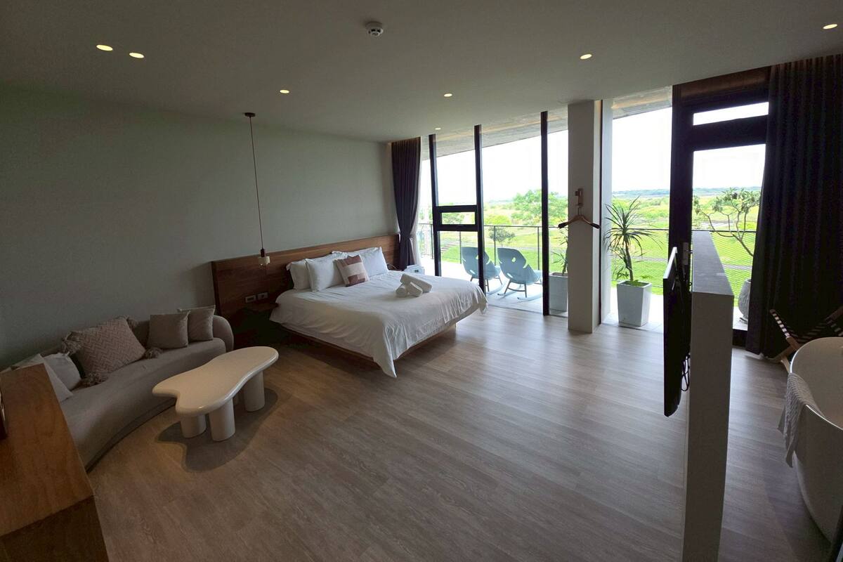 Sea View King Room with Bathtub | Blackout drapes, free WiFi, bed sheets