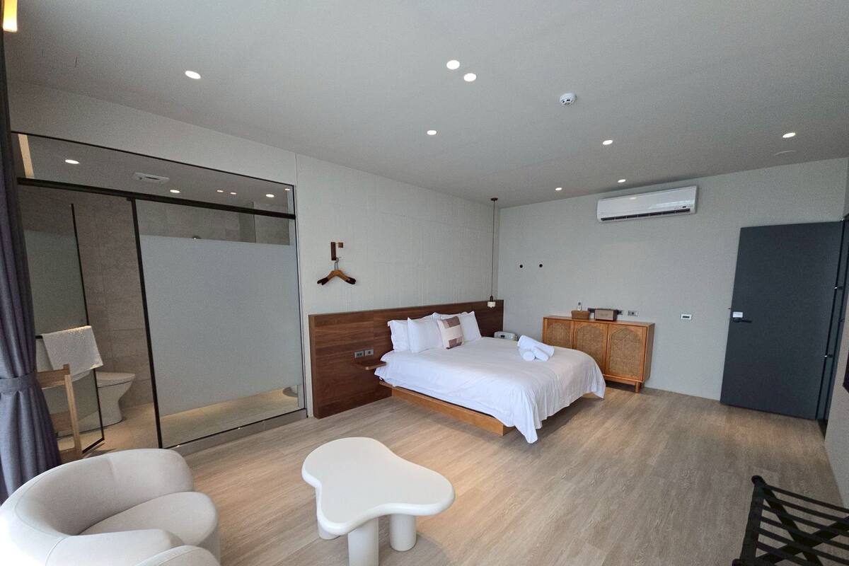 Mountain View Deluxe Double Room | Blackout drapes, free WiFi, bed sheets