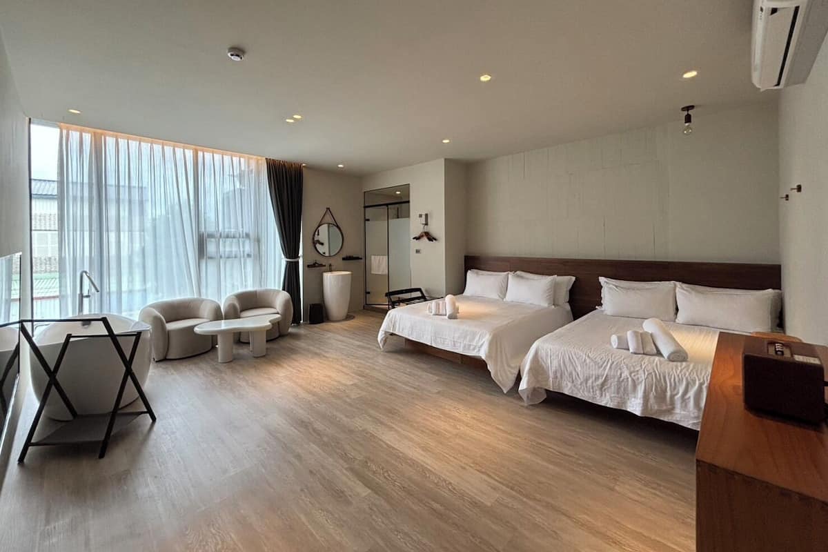 Chambre quadruple, baignoire à remous | Vue de la chambre