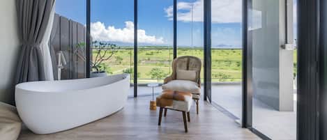 Queen Room with Sea View | Blackout drapes, free WiFi, bed sheets