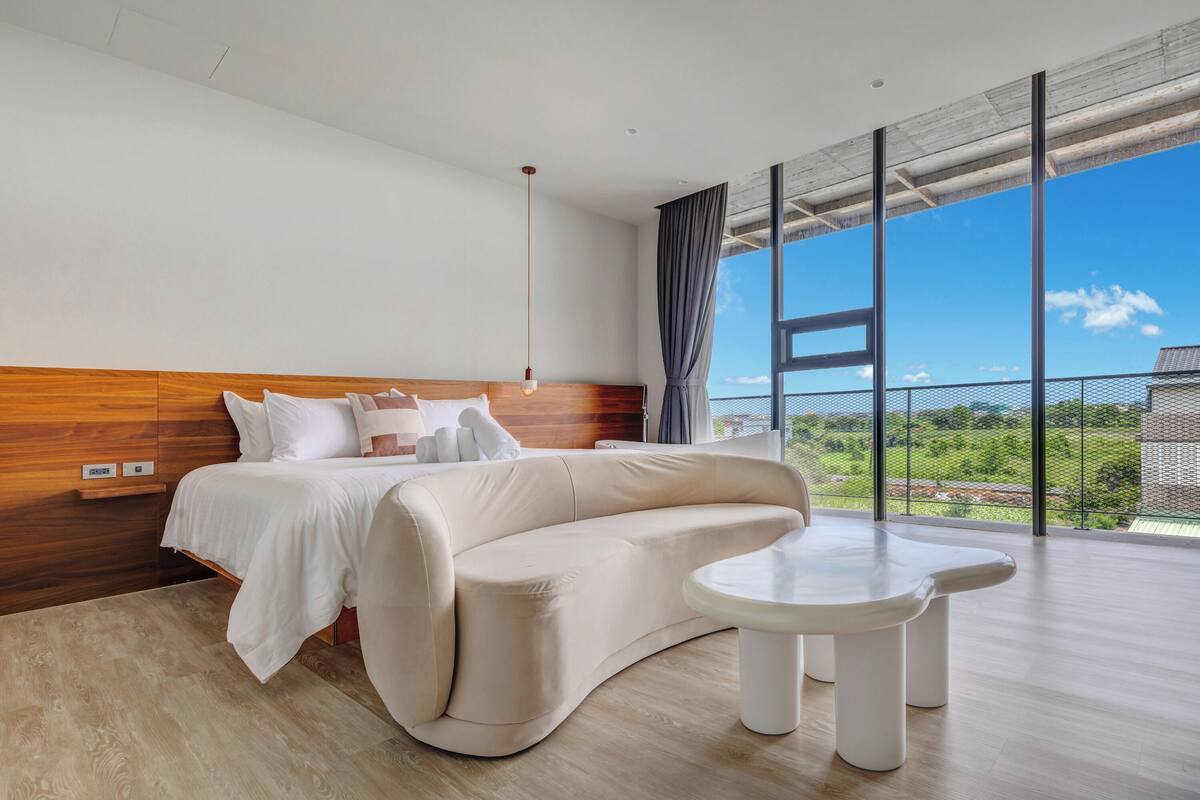 Standard King Room | Blackout drapes, WiFi (free), bed sheets