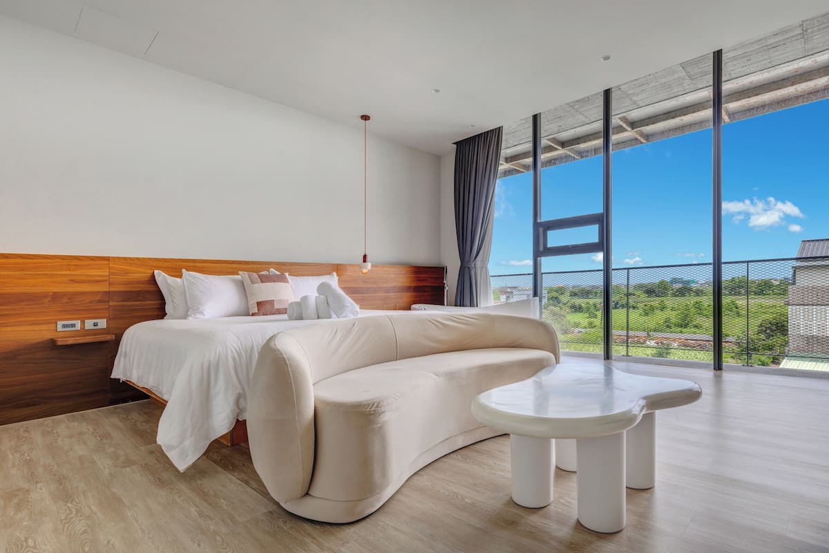 Standard King Room | Blackout drapes, WiFi (free), bed sheets