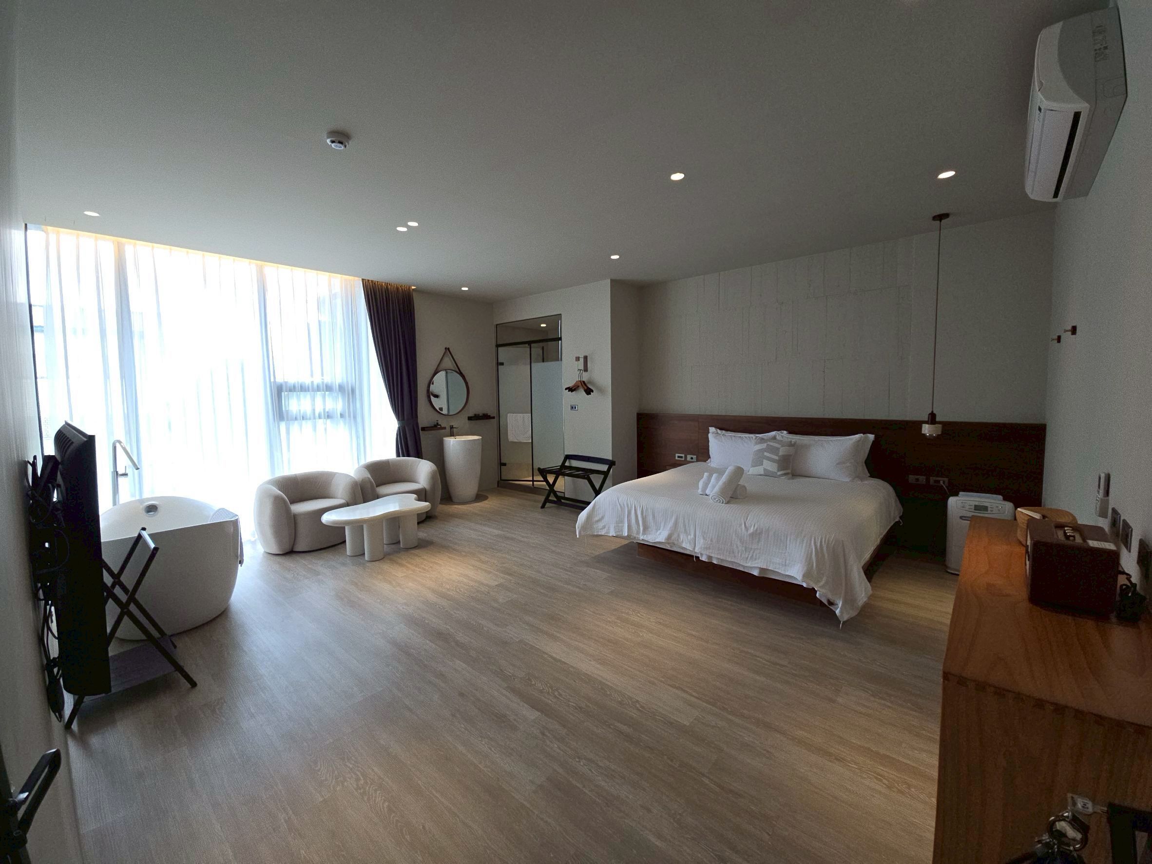 Mountain View Double Room with Bathtub | Blackout drapes, free WiFi, bed sheets