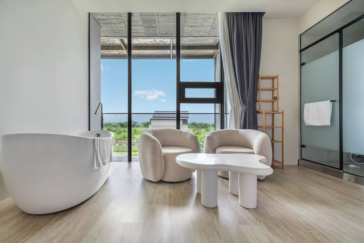 Family Room with Mountain View | Blackout drapes, WiFi (free), bed sheets