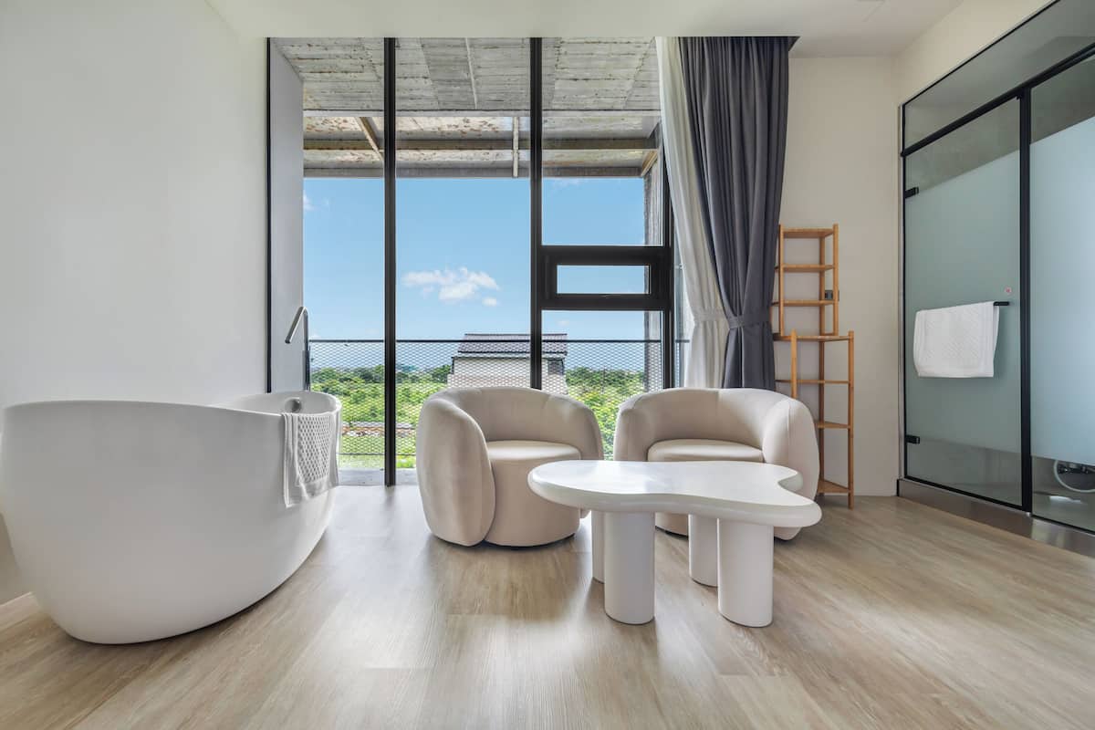 Family Room with Mountain View | Blackout drapes, WiFi (free), bed sheets