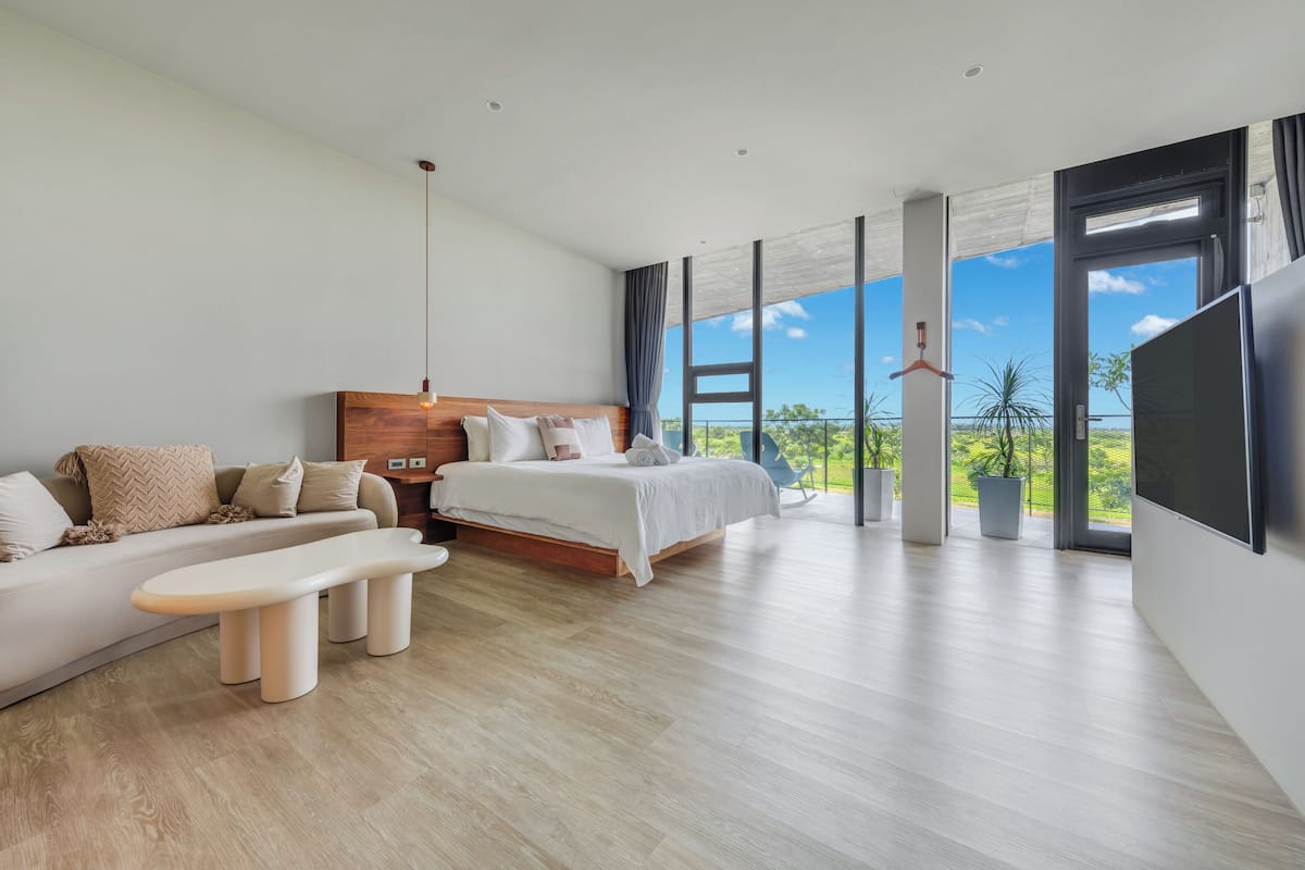 Sea View King Room with Bathtub | Blackout drapes, WiFi (free), bed sheets