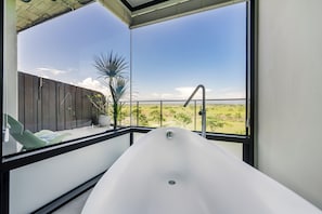 Quarto casal, sacada, vista para o oceano | Banheiro | Banheira e chuveiro separados, secador de cabelo, chinelos