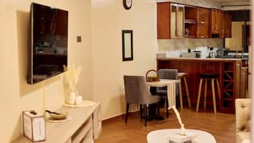 Apartamento Deluxe, vistas a la ciudad | Zona de estar | Una televisión de pantalla plana