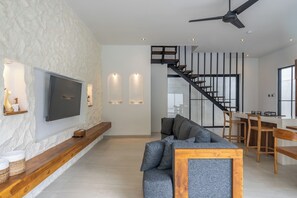 Villa, 2 habitaciones | Zona de estar | Televisión de pantalla plana de 55 pulgadas con canales por satélite