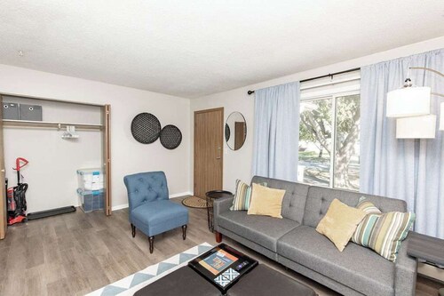 NEW Cozy 2-bedroom, sleeps 6!