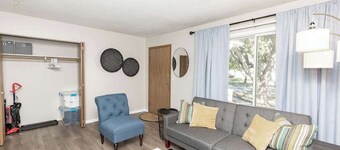 NEW Cozy 2-bedroom, sleeps 6!