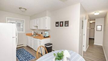 Een koelkast, een magnetron, een oven, een kookplaat