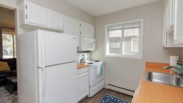 Een koelkast, een microgolfoven, een oven, een kookplaat