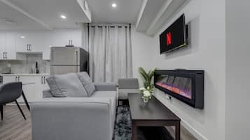 TV connectée, cheminée, écrans d'ordinateur, imprimantes