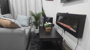 Älytelevisio, takka, tietokoneen näyttö, tulostin