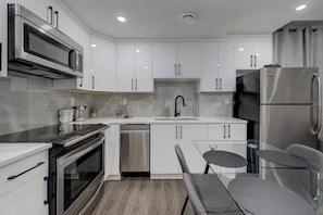 Refrigerador, microondas, horno, placa de cocina